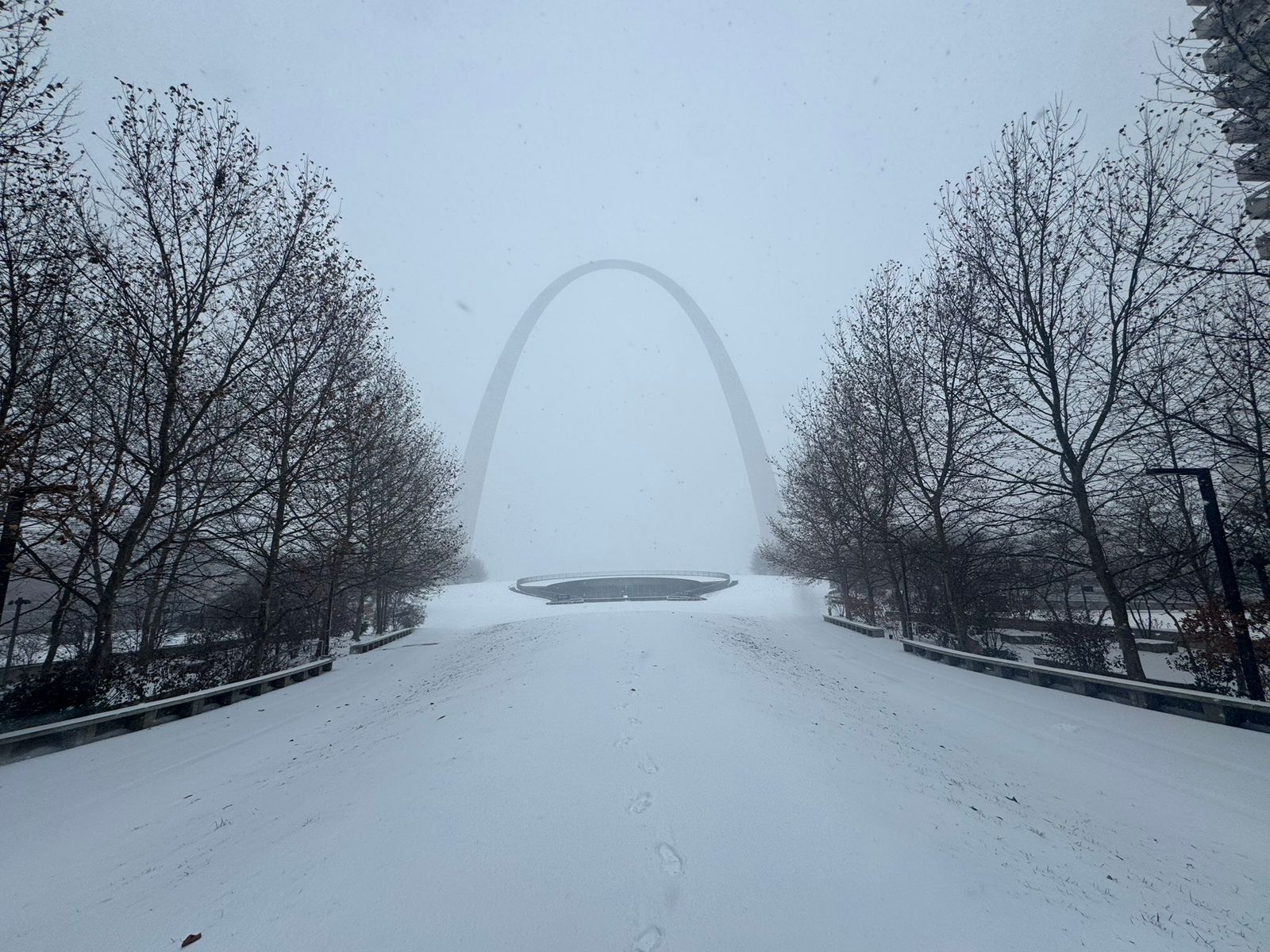 Photo of the Gateway Arch in heavy snow.